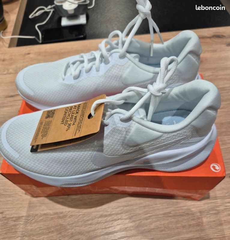 Nike REVOLUTION 7 neuve P42,5 (image 2)