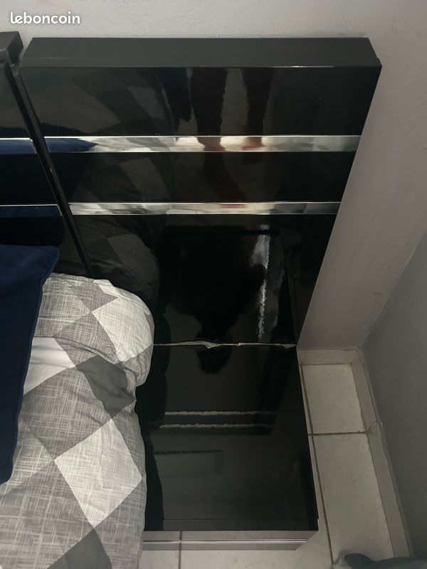 Chambre avec Lit, 2 table de chevets et une commode en noir laqué (image 4)