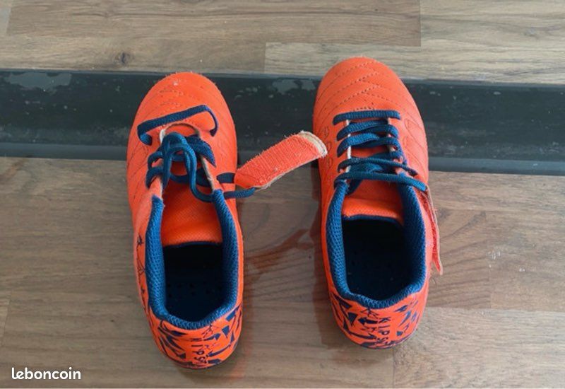 Chaussures de football avec crampon t28 (image 1)