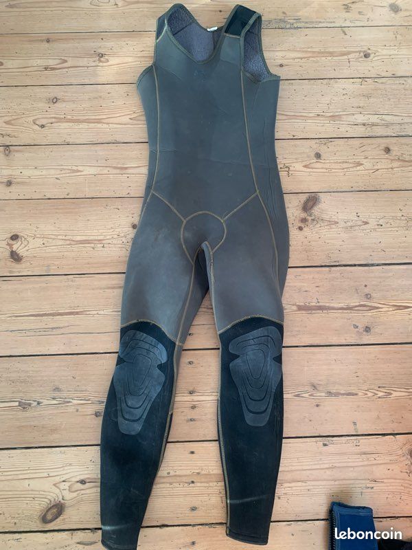Vends combinaison de plongée en néoprène 5 mm, taille 3. Bon état général, sans déchirure, coutures en bon état. Renforts aux genoux. Idéale pour la plongée, l’apnée ou la chasse sous-marine (image 1)