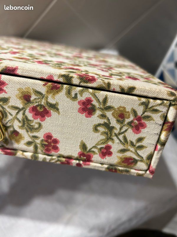 Lot Vintage De Boutons Anciens, Fleurs Tissu Et Boîtes Satinées - Occasion