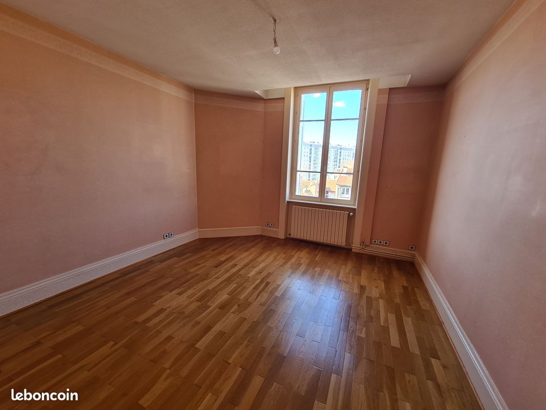 T4 de 89 m2 avec 2 chambres une troisième aménagée dans les combles (image 2)