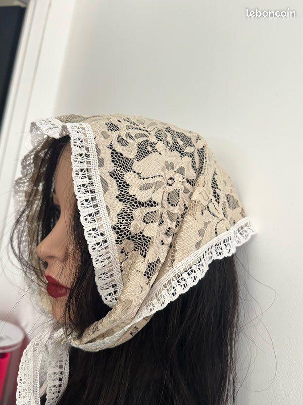 Foulard en dentelle beige (image 2)