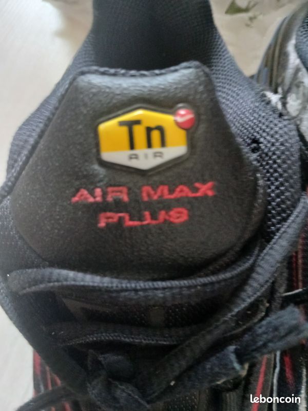 Paire de Nike Air Max Plus TN en taille 39, coloris noir / rouge / bleu (image 8)