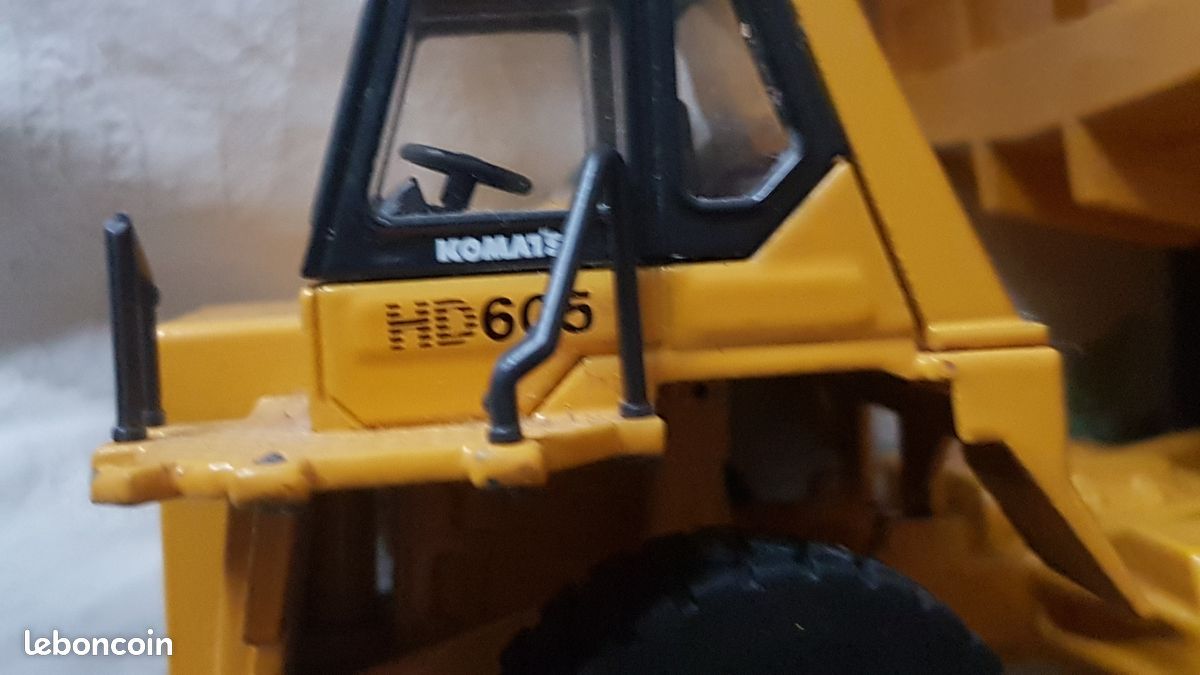 Miniature Camion Chantier Komatsu HD605 Universal Hobbies 1/50 - Occasion