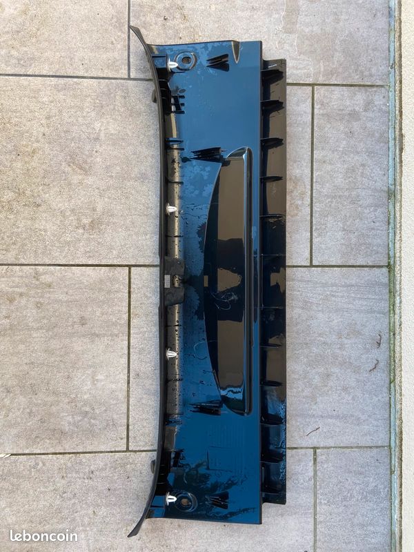 Seuil de coffre Mercedes Classe C W205 de 2014 à 2021 A2056908104 (image 2)