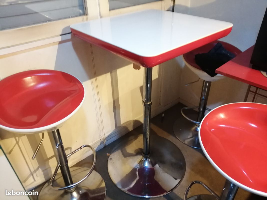 Mange debout et 3 tabourets de bar (image 1)