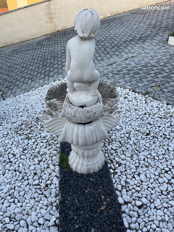 Tapisserie Murale Chalet Français - Fontaine Chérubin, Jardins, 60.5x38 Cm, État Neuf