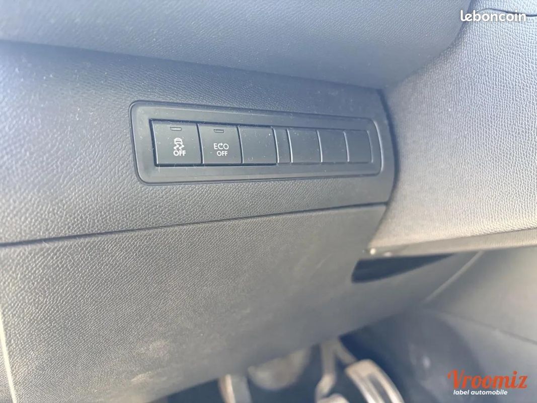 Peugeot 308 GENERATION-II 2.0 BLUEHDI 150 GT LINE*17 (image 18)