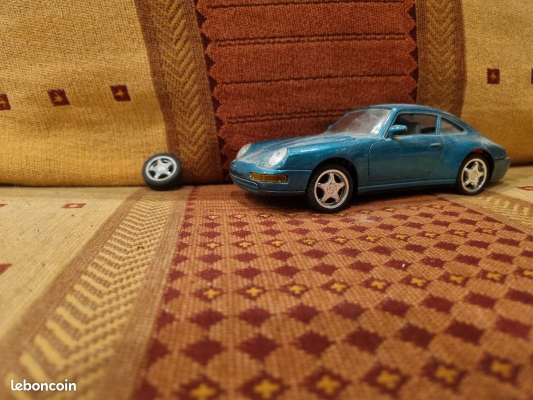 Petite voiture porche (image 1)