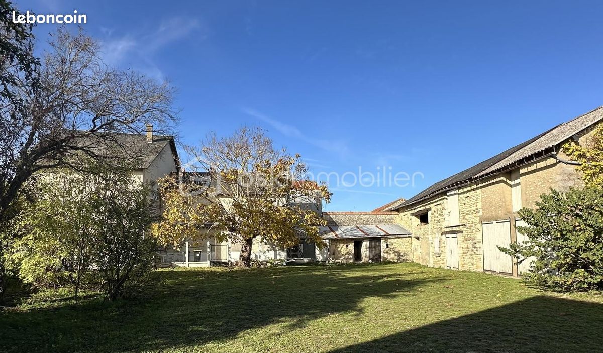 Maison 6 pièces 142 m² · à Saint-Martin-la-Pallu · 142 m² · 106 000 €
