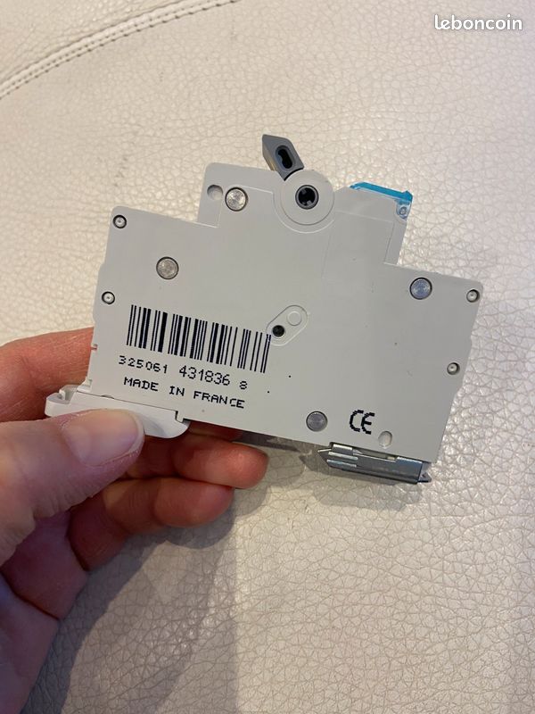 HAGER - Disjoncteur Ph+N 20A, pouvoir coupure 3kA, courbe C, 1 module - MFN720 (image 2)