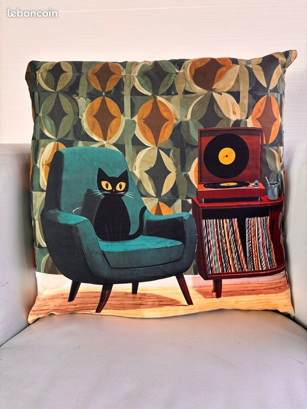 Housse de coussin 45x45 chat noir fauteuil et tourne-disque vintage (image 1)