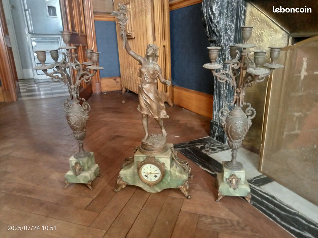 Ensemble 2 bougeoirs et une horloge – Or