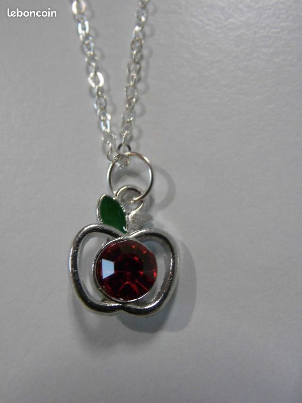 Collier Pendentif Pomme En Cristal – Couleur Or, Forme Feuille, état Impeccable