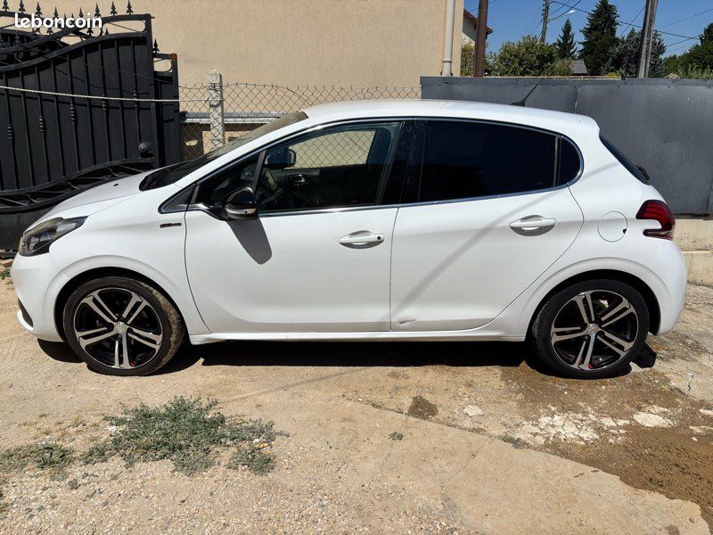 Peugeot 208 1.2 110ch GT Line (image 3)