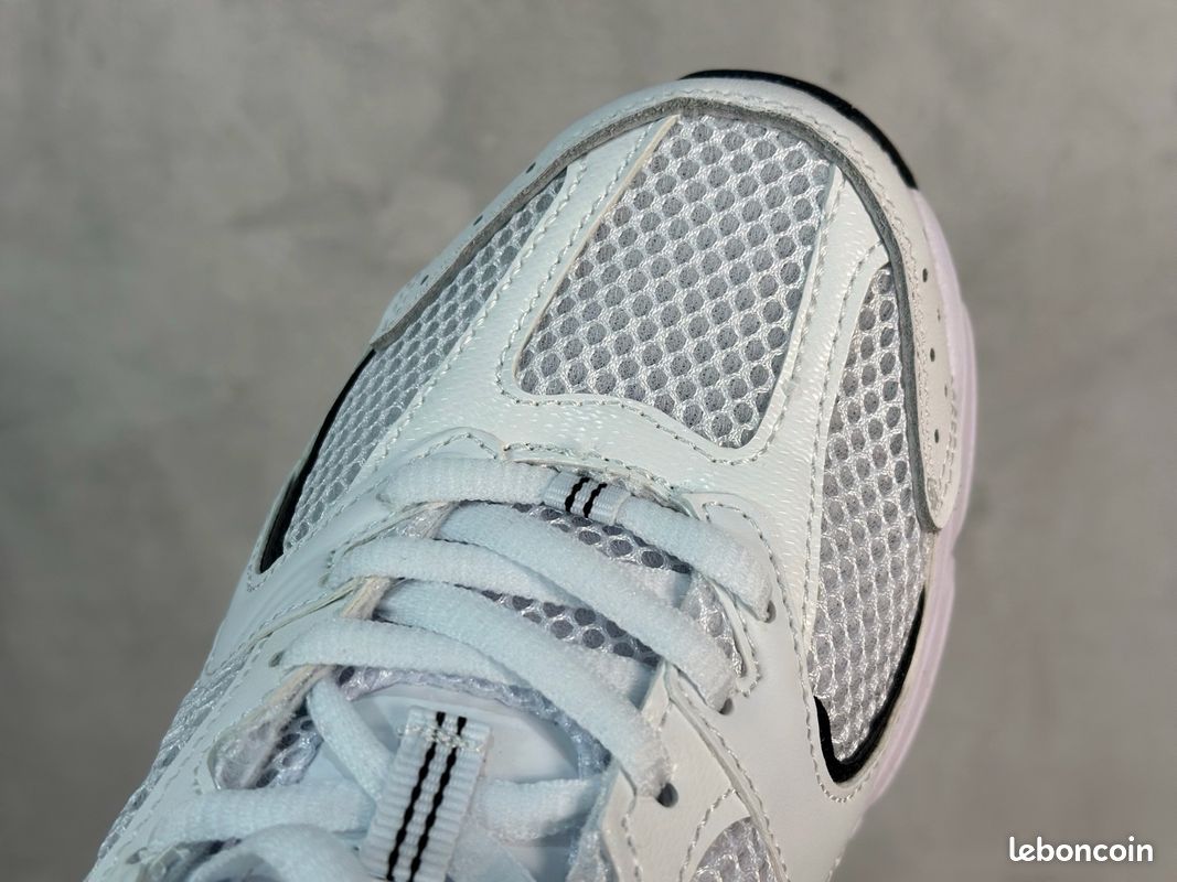 Chaussure NEW balance Femme Noir et blanc 5\30 chaussure (image 6)