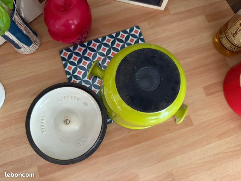 Le Creuset 'La Mama' 17 designed by Enzo Mari Brown 1970s