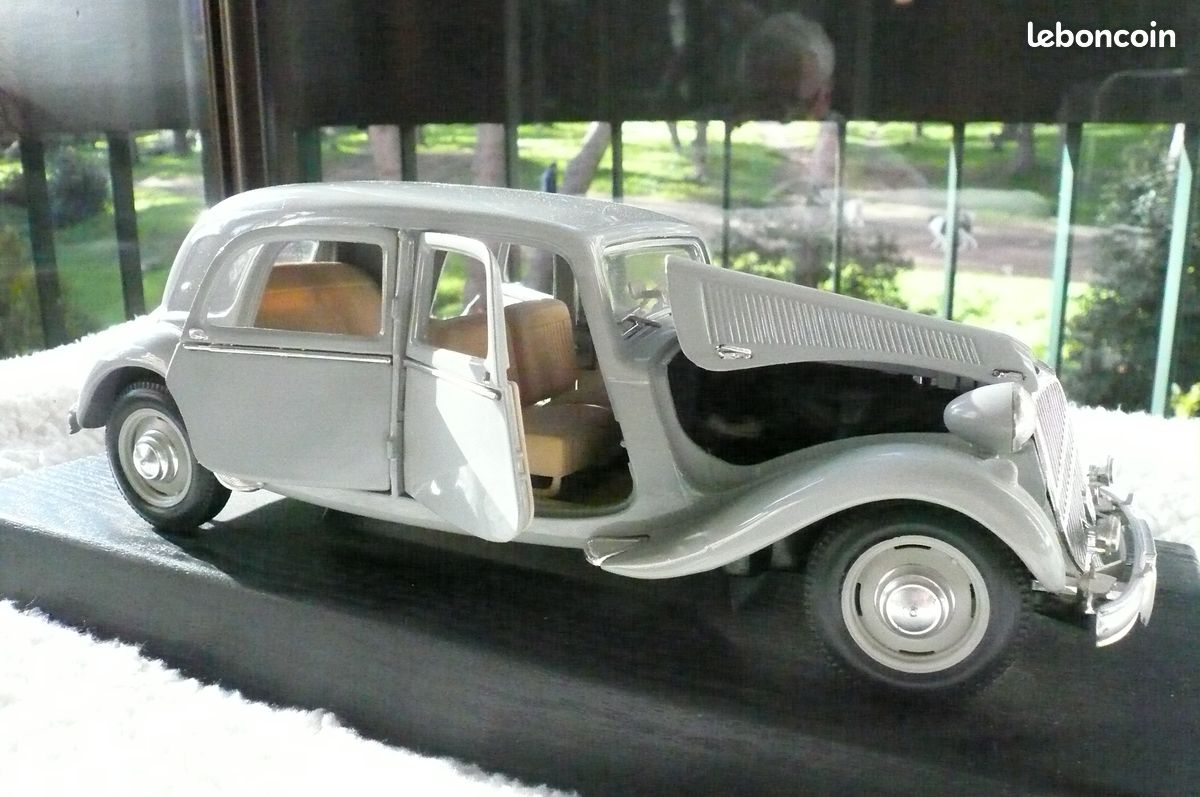 Modèle réduit Maisto 1 :18 Citroen 15 CV 6 cyl ( 1952) (image 3)