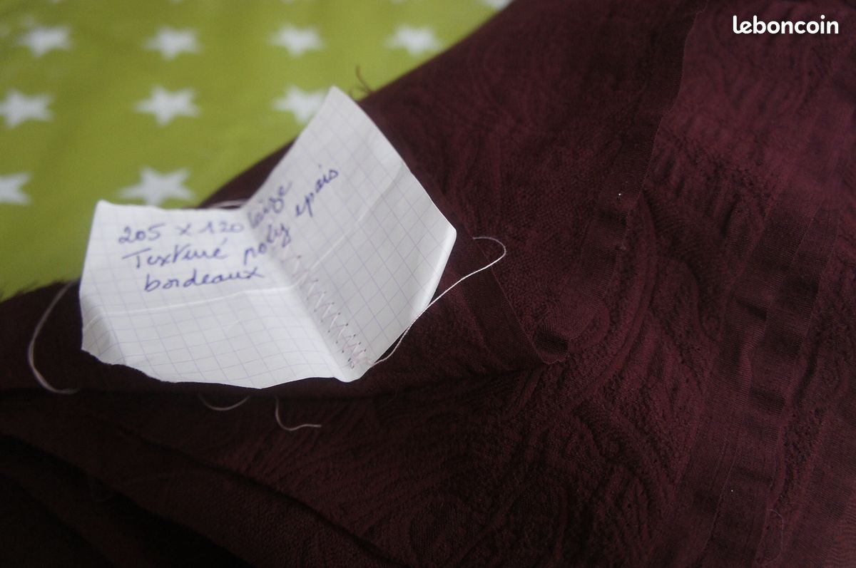 Coupon tissu maille en relief carmin (image 1)