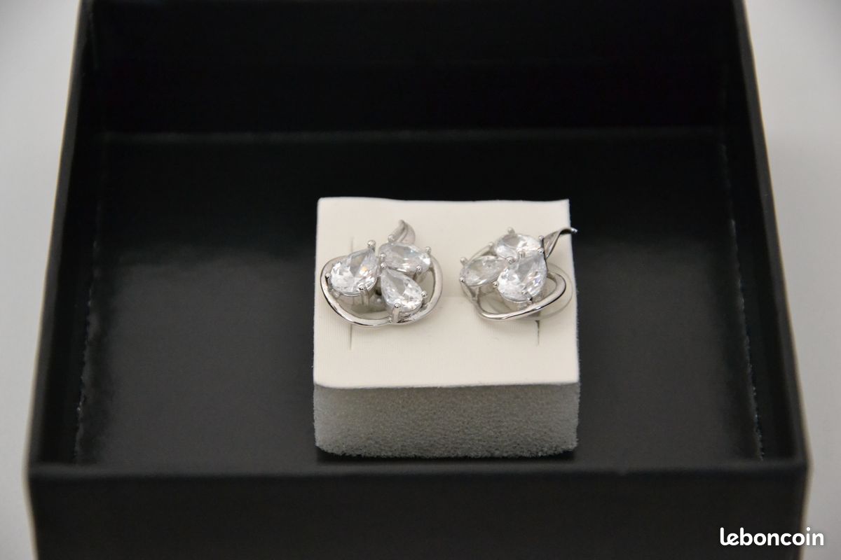 Boucles d'oreilles NEUVES en métal avec feuilles et strass (oreilles percées) (image 2)