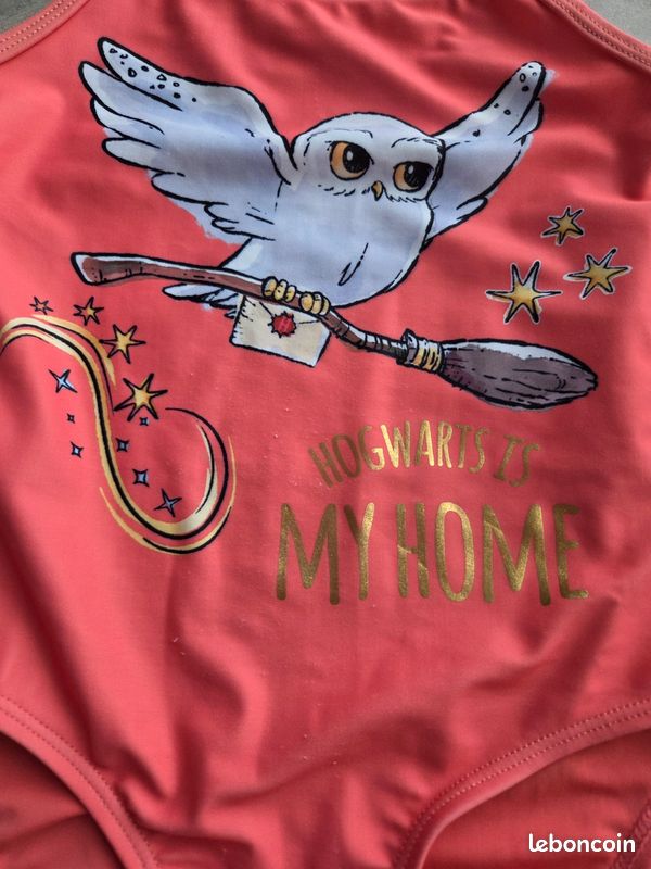Maillot de bain 6ans
Harry potter 
L'élastique des bretelles commencent à s'user et petites tâches à l'intérieur, à cause de la crème solaire ou des produits mis dans la piscine. 
Peu encore servir (image 2)