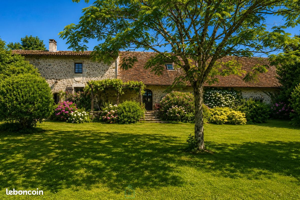 Maison 15 pièces 400 m² · à Saint-Martin-le-Pin · 400 m² · 740 000 €