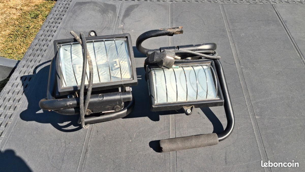 Lot de 2 projecteurs halogene 150w (image 1)