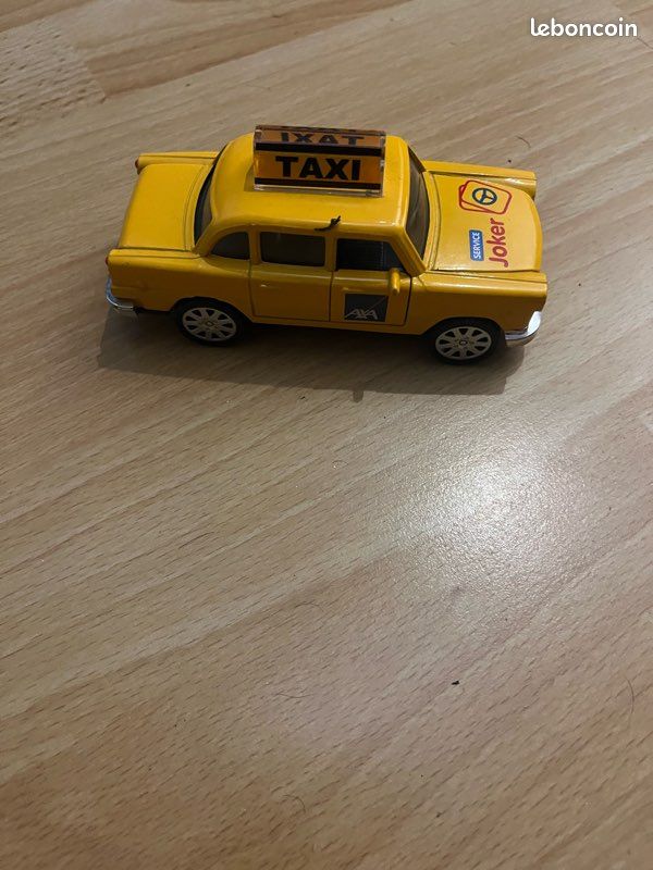 Voiture Miniature 1:50 Tianjin Daihatsu TJ110 Jaune XCartoys - Moulée Sous Pression - Neuf Avec étui