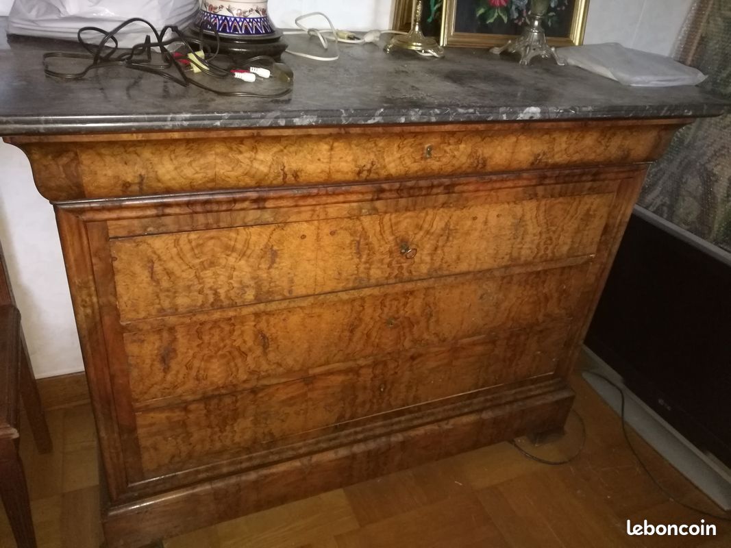 Commode d’époque Louis-Philippe en noyer – 4 Tiroirs – Dessus Marbre et Clé (image 1)