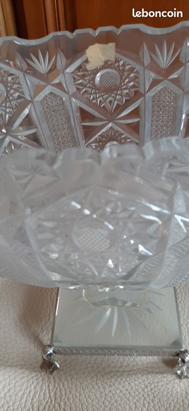 JOLIE ANCIENNE COUPE SUR PIED CRISTAL de BOHEME ROUGE COLLECTION VITRINE D - Vendu
