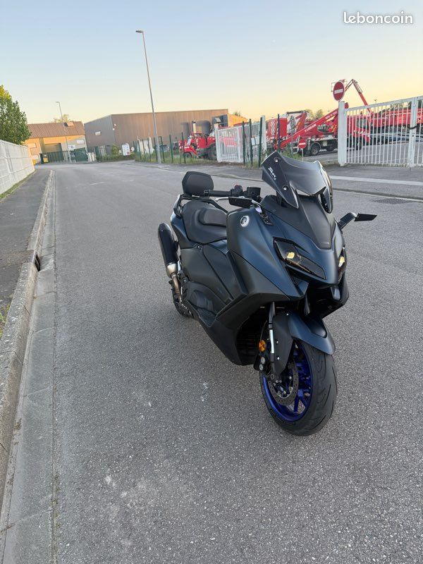TMAX 560 icon blue (image 3)