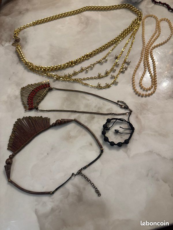Lot De Colliers Vintage - Plusieurs Modèles D'occasion, Style Rétro Et Unique