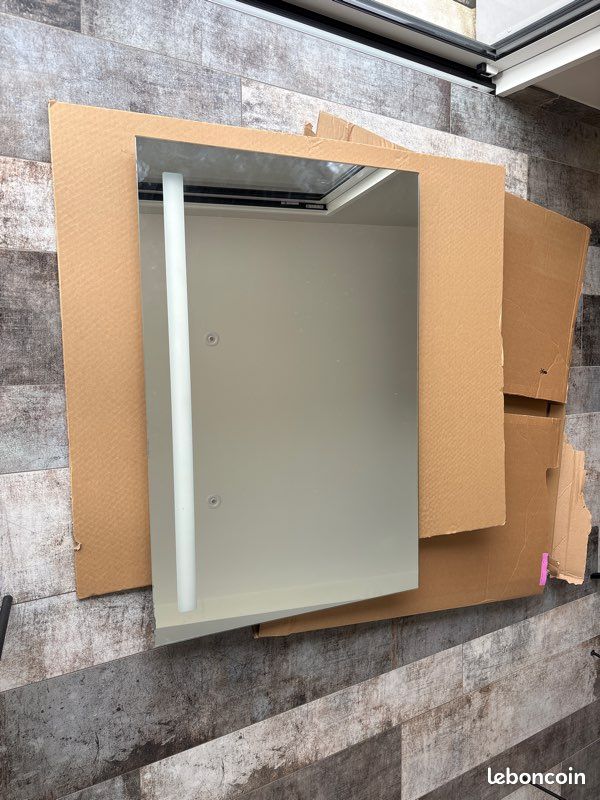 Miroir de salle de bain 100cm x 65 cm avec éclairage qui ne fonctionne plus (réparable) (image 1)