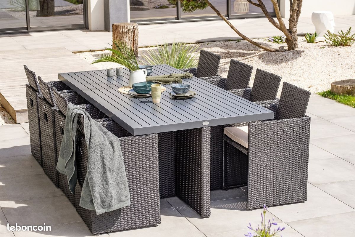 Salon de jardin – Table + 8 fauteuils en résine tressée (image 1)