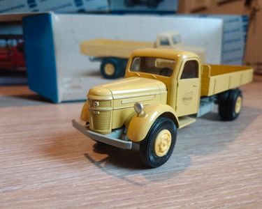 Volvo FM7 Lkw (Schlafkabine) 4x2 Mit Hebebühne - Conrad 1:43
