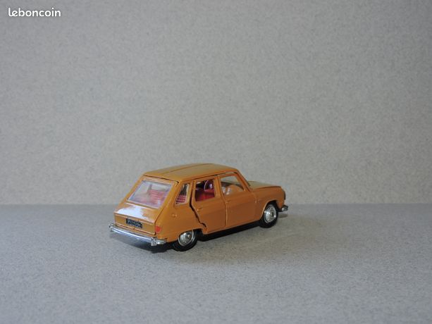 NOREV ancien RENAULT R6 n°162 et socle de boite en très bon état