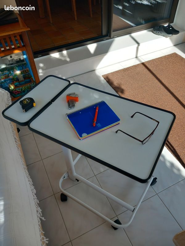 Petite Table D'appoint Inclinable Vintage, Style Table à Thé D'occasion En Bon état