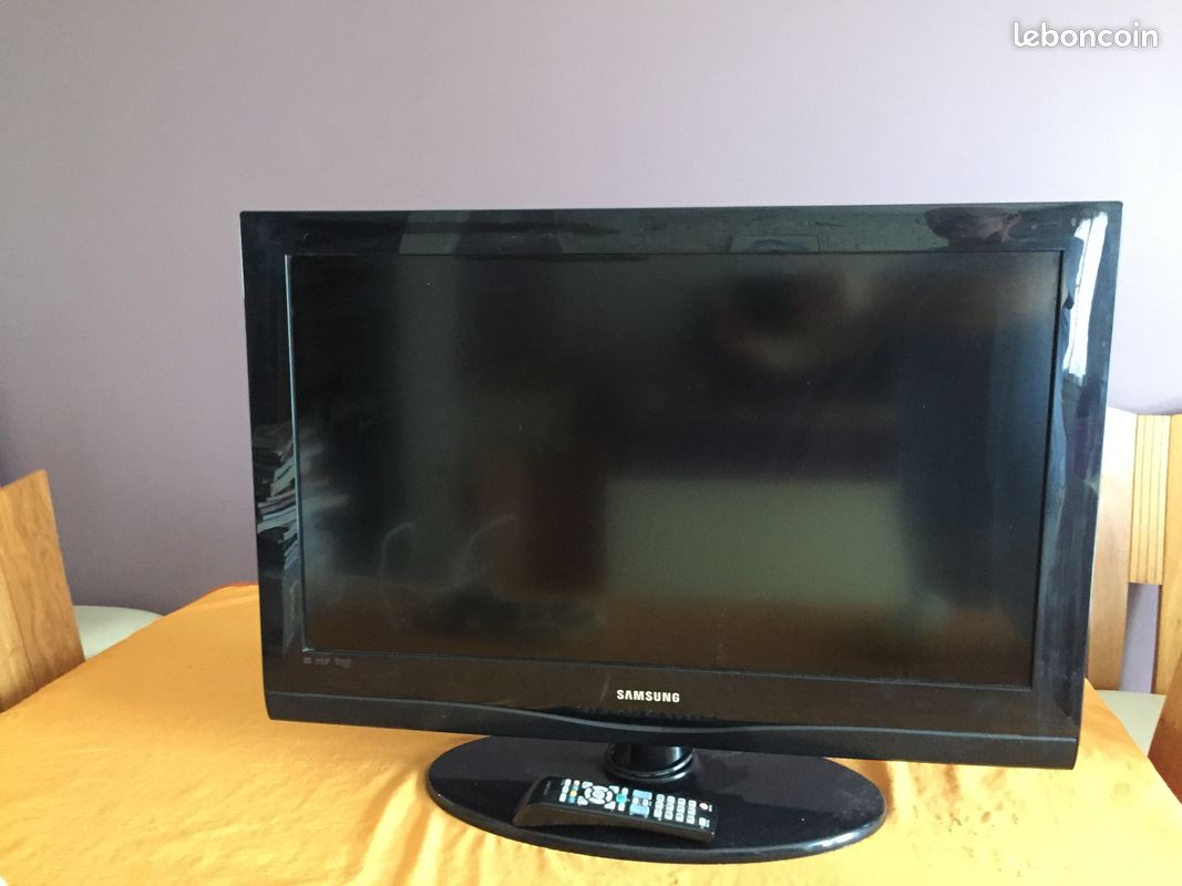 Télévision Sumsug et sa télécommande (image 1)