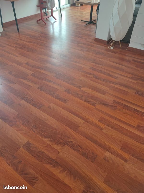 25-30 m2 de Parquet stratifié bonne qualité avec feutrine sous plancher (image 1)