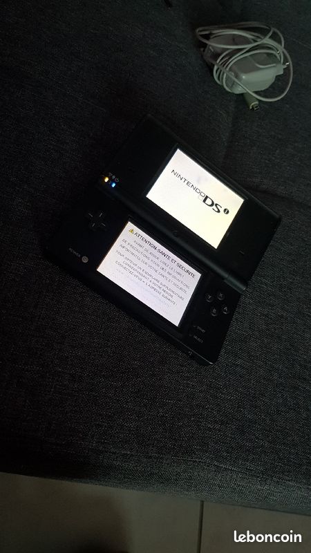 Console dsi noir et sa pochette (image 2)