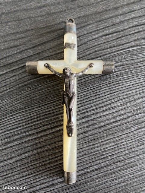 Croix en nacre avec jesus christ en argent (image 3)