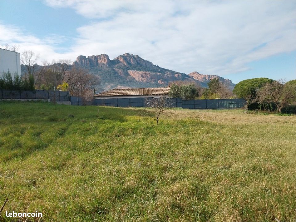 Terrain 697 m² Roquebrune Sur Argens · à Roquebrune-sur-Argens · 250 000 €