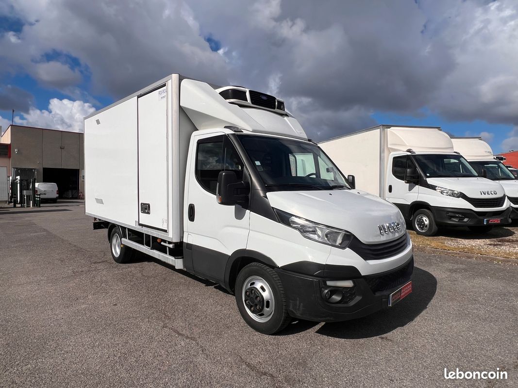 IVECO DAILY 35C14 Châssis Cabine Roues Jumelées 2.3 L 140 Ch EURO 6 BVM6 Frigorifique Bi-Température avec Porte latérale, Clim, Coupe vent et Cloison amovible - / Frigo Route et Secteur 380 Volts (image 2)