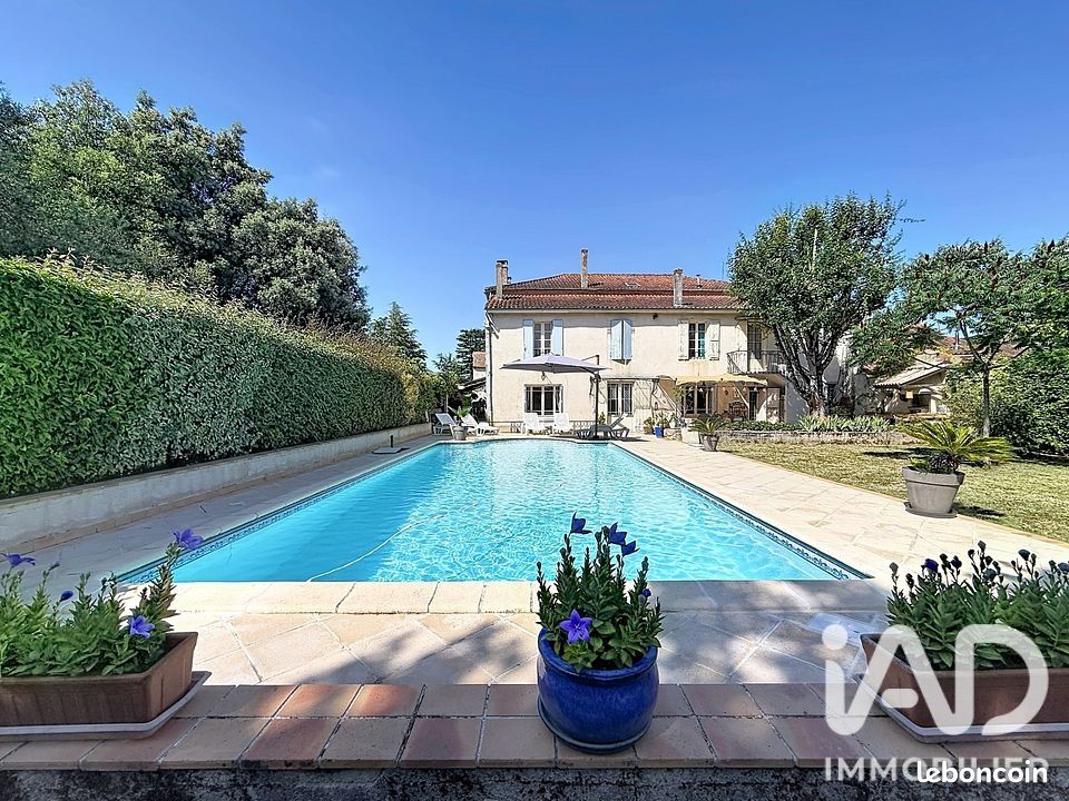 Maison 11 pièces 369 m² · à Layrac · 369 m² · 375 000 €