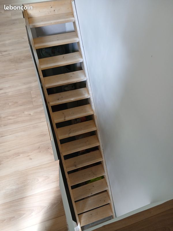 Escalier en bois de chantier (image 1)