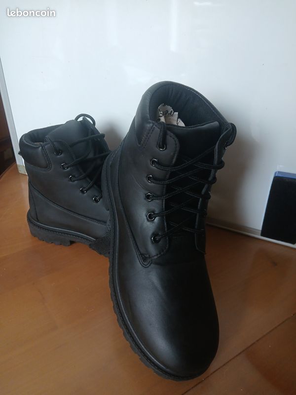 Paire bouillons noir montant, neuf, p43, botines homme "style Timberland " a lacets (image 1)