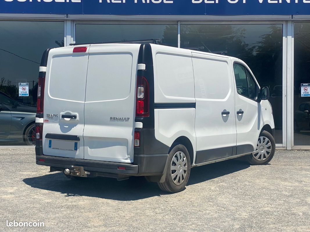 Renault TRAFIC III Fourgon L1H1 1000 1.6 dCi 90 cv / Attelage / 3 places / Air ventilé (image 6)