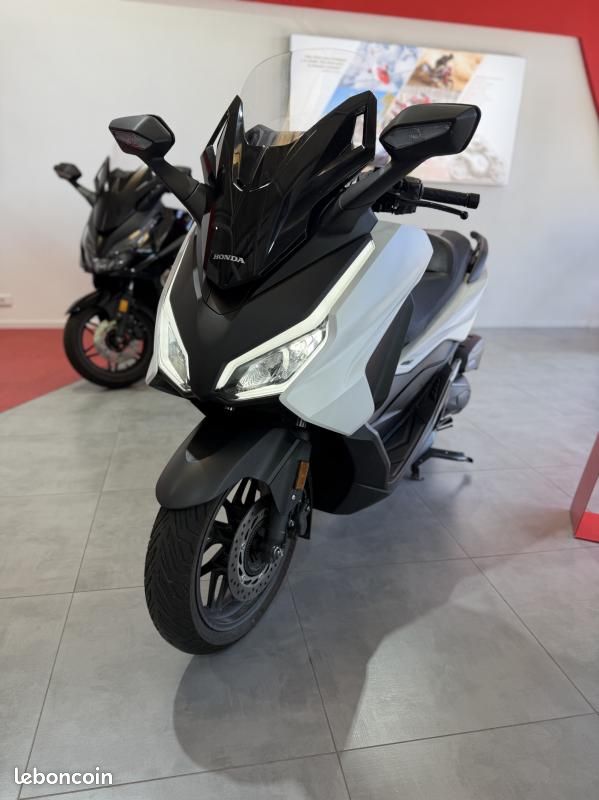 Honda FORZA 125 (image 1)