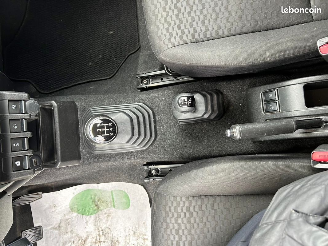 SUZUKI Jimny 1.5 VVT PACK 102 CH - 4 PLACES - ATTELAGE - CARPLAY - ANDROID AUTO - SIEGES CHAUFFANTS (image 13)